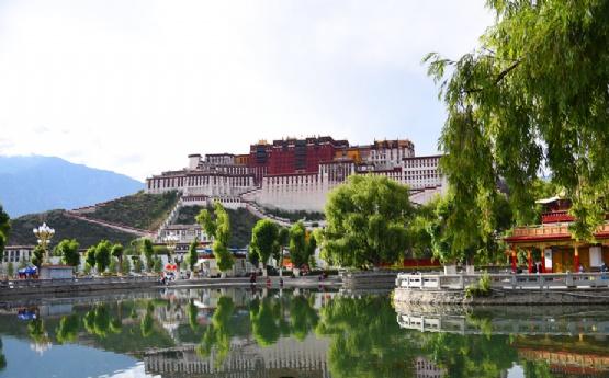 布达拉宫广场(西藏自治区拉萨市城关区旅游)