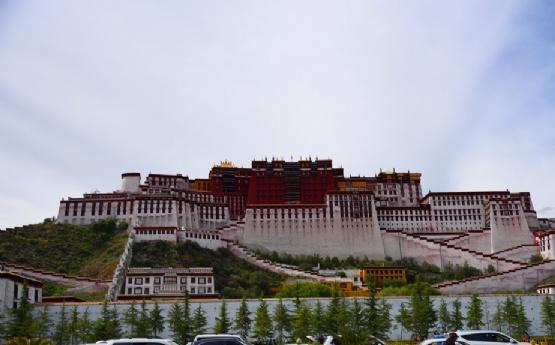 布达拉宫广场(西藏自治区拉萨市城关区旅游)