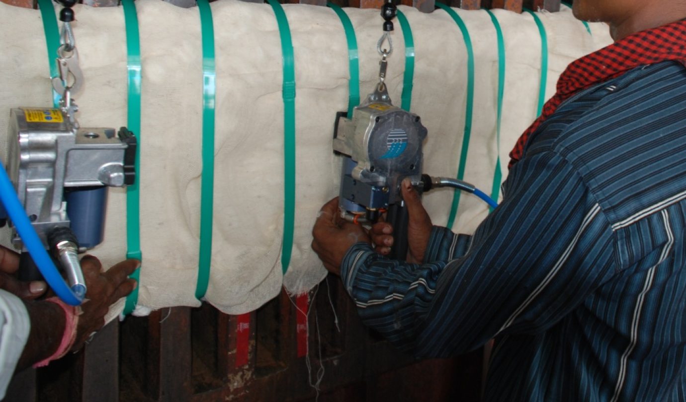 ITA18气动棉花带熔接打包机-2